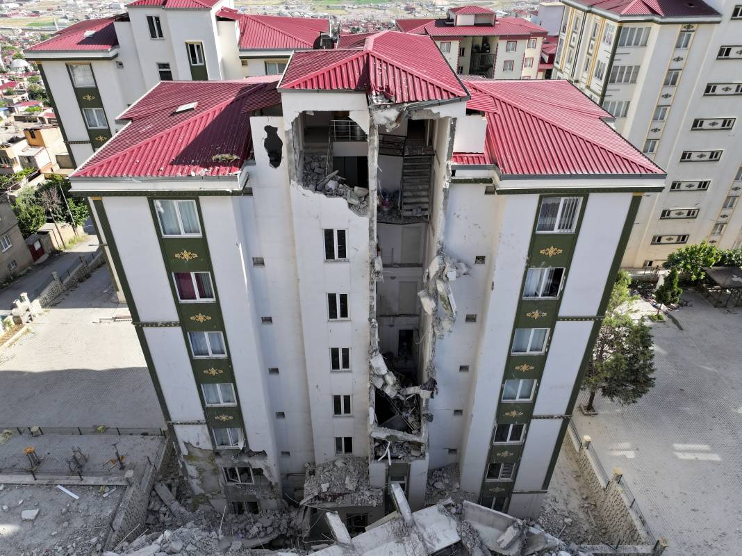 Kahramanmaraş'ta hasarlı binaların yıkımı sürüyor 2